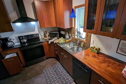 We tested out the kitchen & it works well. Our 9 guests were comfortable.