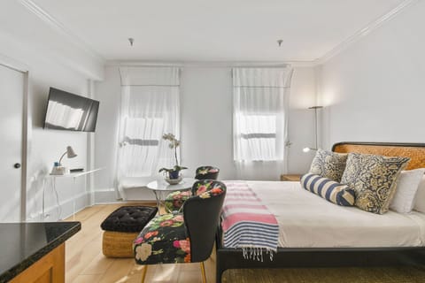 Queen size bed, clean linens, AC. Windows for natural sunlight. Lounge chair by the bed. Smart flat screen Tv