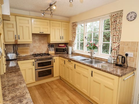 Cottage | Private kitchen | Fridge, dishwasher, cookware/dishes/utensils