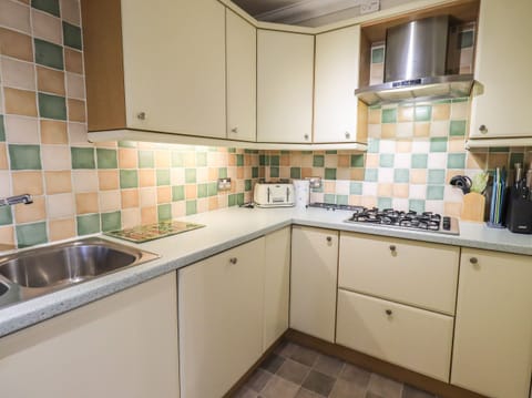 Cottage | Private kitchen | Fridge, dishwasher, cookware/dishes/utensils