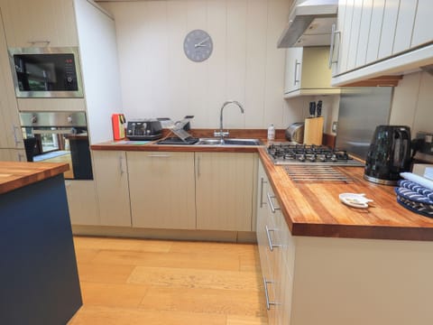 Cottage | Private kitchen | Fridge, dishwasher, cookware/dishes/utensils