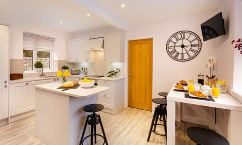 Fridge, dishwasher, cookware/dishes/utensils