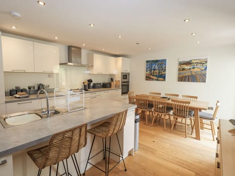 Cottage | Private kitchen | Dishwasher, cookware/dishes/utensils