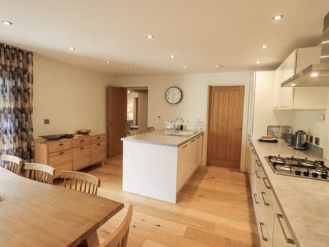 Cottage | Private kitchen | Dishwasher, cookware/dishes/utensils