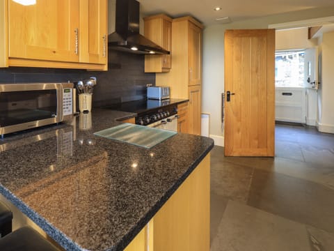 Cottage | Private kitchen | Fridge, dishwasher, cookware/dishes/utensils