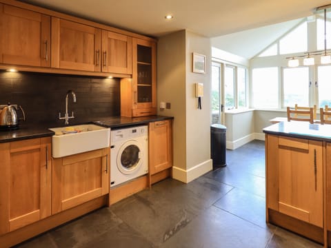 Cottage | Private kitchen | Fridge, dishwasher, cookware/dishes/utensils