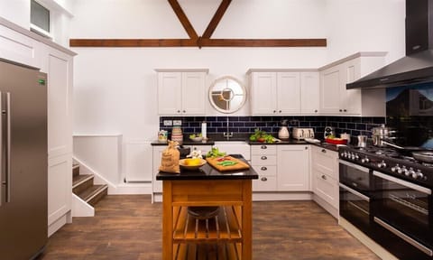 Fridge, microwave, dishwasher, cookware/dishes/utensils