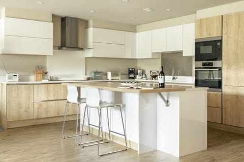 Cottage | Private kitchen | Fridge, dishwasher, cookware/dishes/utensils