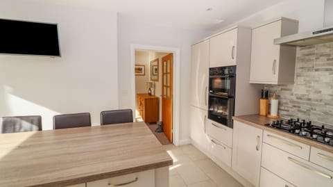 Fridge, dishwasher, cookware/dishes/utensils