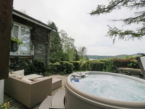 Cottage | Outdoor spa tub