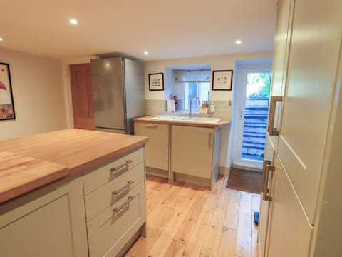 Cottage | Private kitchen | Fridge, dishwasher, cookware/dishes/utensils