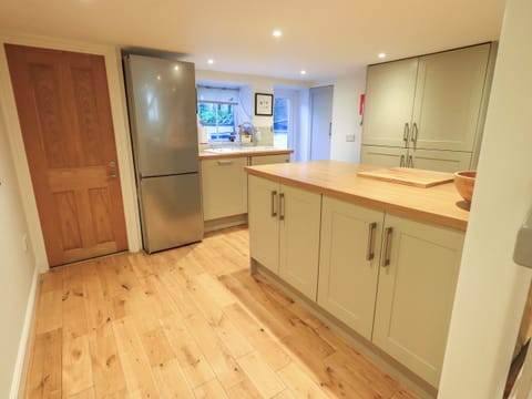 Cottage | Private kitchen | Fridge, dishwasher, cookware/dishes/utensils