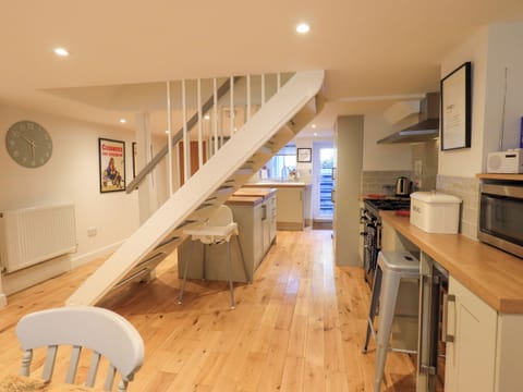 Cottage | Private kitchen | Fridge, dishwasher, cookware/dishes/utensils