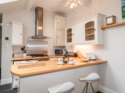 Fridge, dishwasher, cookware/dishes/utensils