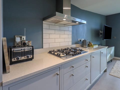 Cottage | Private kitchen | Fridge, dishwasher, cookware/dishes/utensils