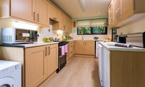 Fridge, microwave, dishwasher, cookware/dishes/utensils
