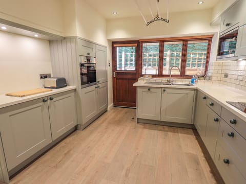 Fridge, dishwasher, cookware/dishes/utensils