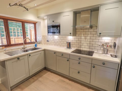 Fridge, dishwasher, cookware/dishes/utensils