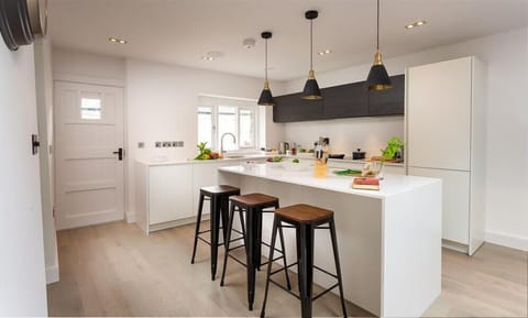 Fridge, dishwasher, cookware/dishes/utensils