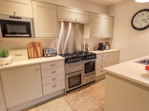 Cottage | Private kitchen | Fridge, dishwasher, cookware/dishes/utensils