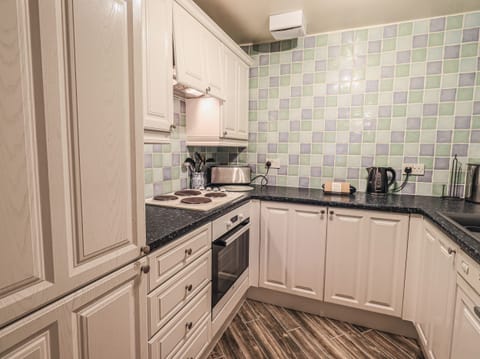 Cottage | Private kitchen | Fridge, dishwasher, cookware/dishes/utensils