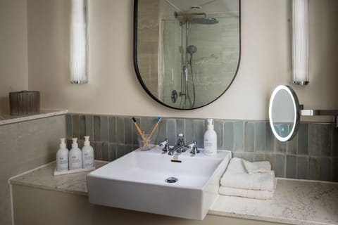 Superior Double Room | Bathroom | Combined shower/tub, free toiletries, hair dryer, bathrobes