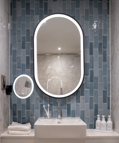 Standard Accessible Twin | Bathroom | Combined shower/tub, free toiletries, hair dryer, bathrobes