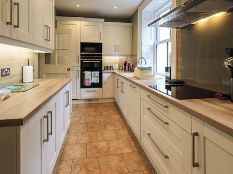 Cottage | Private kitchen | Fridge, dishwasher, cookware/dishes/utensils