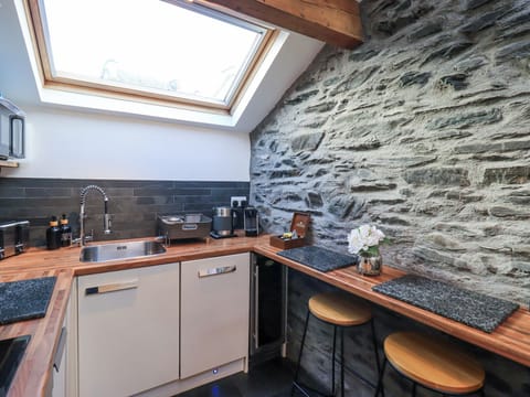 Cottage | Private kitchen | Fridge, dishwasher, cookware/dishes/utensils