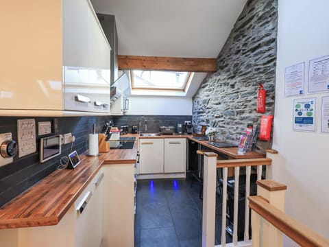 Cottage | Private kitchen | Fridge, dishwasher, cookware/dishes/utensils