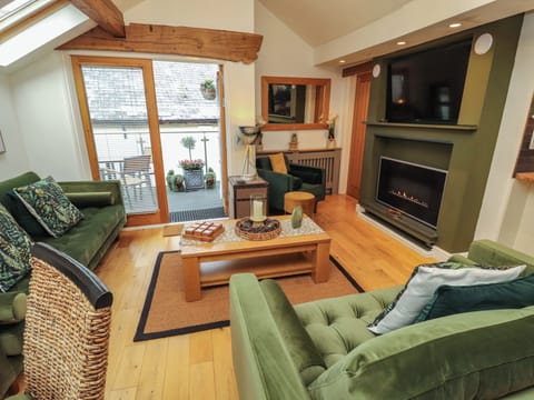 Cottage | Living area | Fireplace, video-game console, DVD player