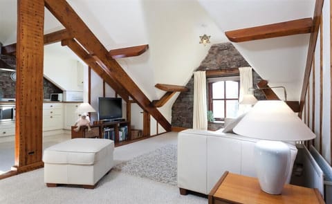 Fridge, cookware/dishes/utensils