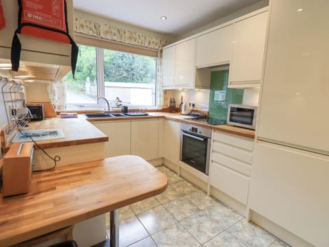 Cottage | Private kitchen | Fridge, dishwasher, cookware/dishes/utensils