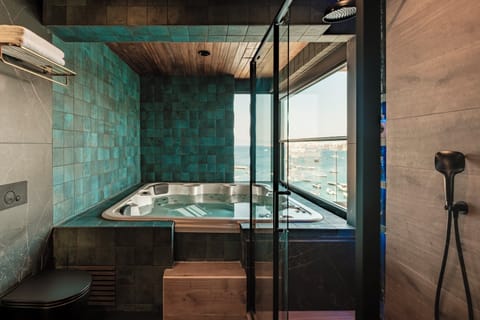 Premium Seaview Room with Hot Tub | Minibar, desk, soundproofing, free WiFi