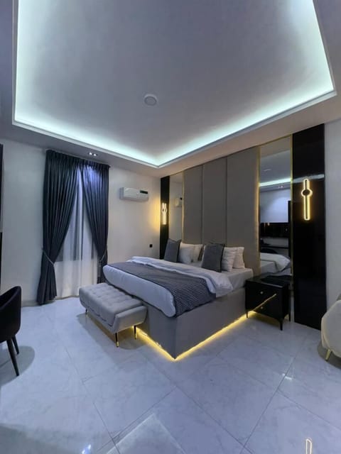Desk, laptop workspace, free WiFi, bed sheets