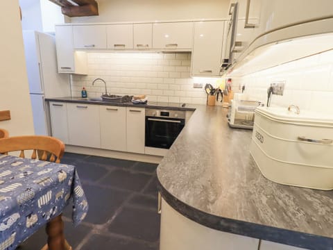 Cottage | Private kitchen | Fridge, dishwasher, cookware/dishes/utensils