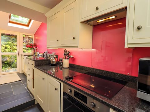 Cottage | Private kitchen | Fridge, dishwasher, electric kettle, toaster