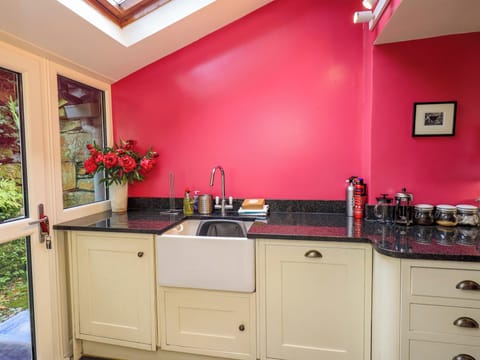 Cottage | Private kitchen | Fridge, dishwasher, electric kettle, toaster