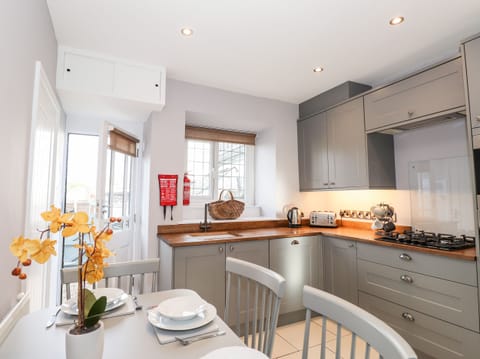 Fridge, microwave, dishwasher, cookware/dishes/utensils