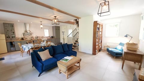 Salon smart-Tv et bibliothèque