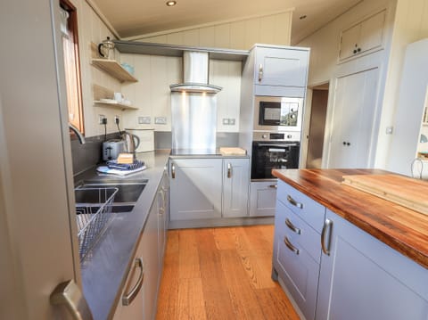 Fridge, dishwasher, cookware/dishes/utensils