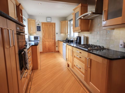 Cottage | Private kitchen | Fridge, dishwasher, cookware/dishes/utensils
