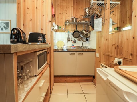Cottage | Private kitchen | Fridge, cookware/dishes/utensils
