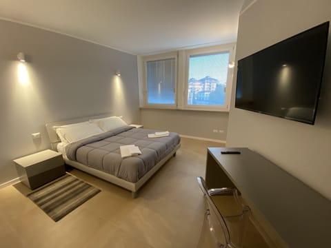 Deluxe Double Room | Minibar, in-room safe, desk, blackout drapes