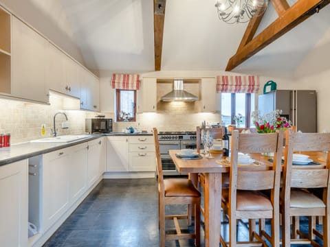 Twin bedroom | Piggyback Barns - Woodpecker Barn, Sculthorpe, Fakenham
