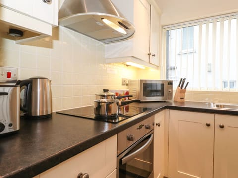 Cottage | Private kitchen | Fridge, dishwasher, electric kettle, toaster