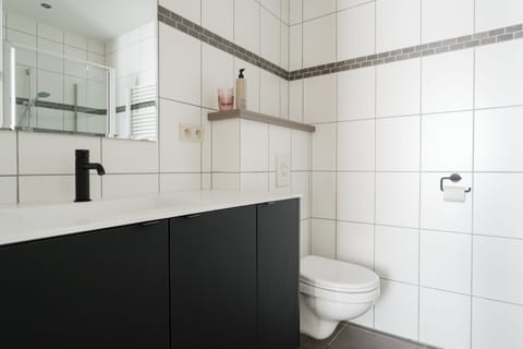 Deluxe Duplex | Bathroom | Shower, free toiletries, hair dryer, towels