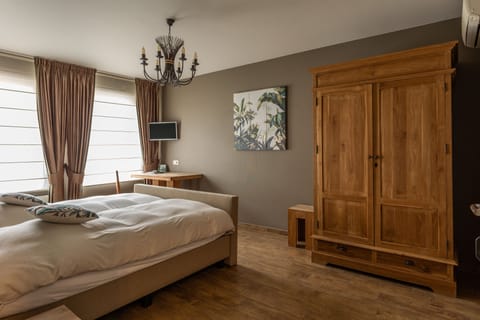 Comfort Double Room, Mobility Accessible | Desk, laptop workspace, free WiFi