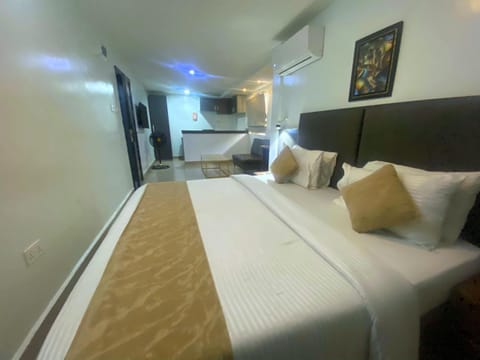 Executive Room | 1 bedroom, premium bedding, desk, laptop workspace