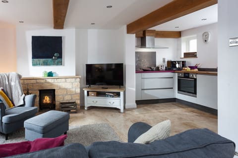 Forge Cottage, Winchcombe: Sitting room leading to the kitchen